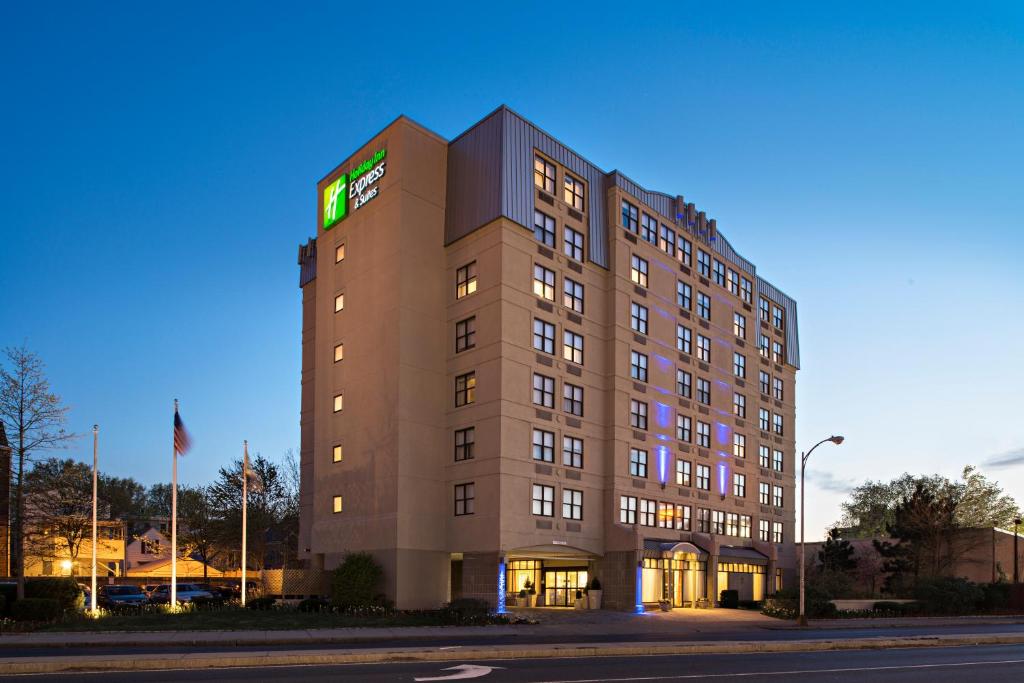 Holiday Inn Express & Suites Boston - Cambridge an IHG Hotel Main image 1